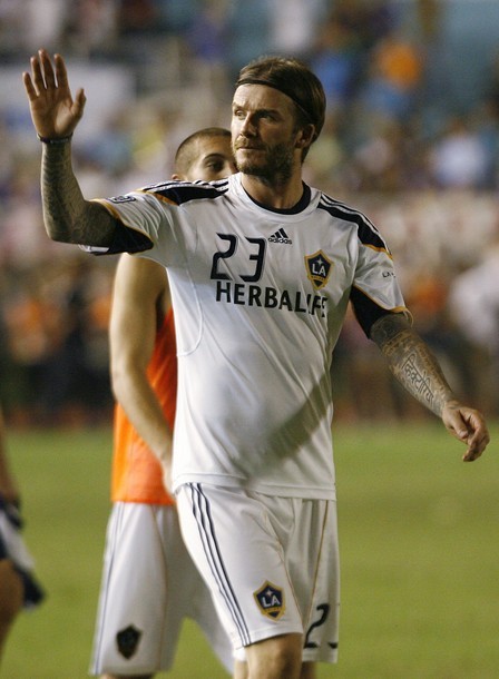 David Beckham rời sân trong tiếng vỗ tay của khán giả
